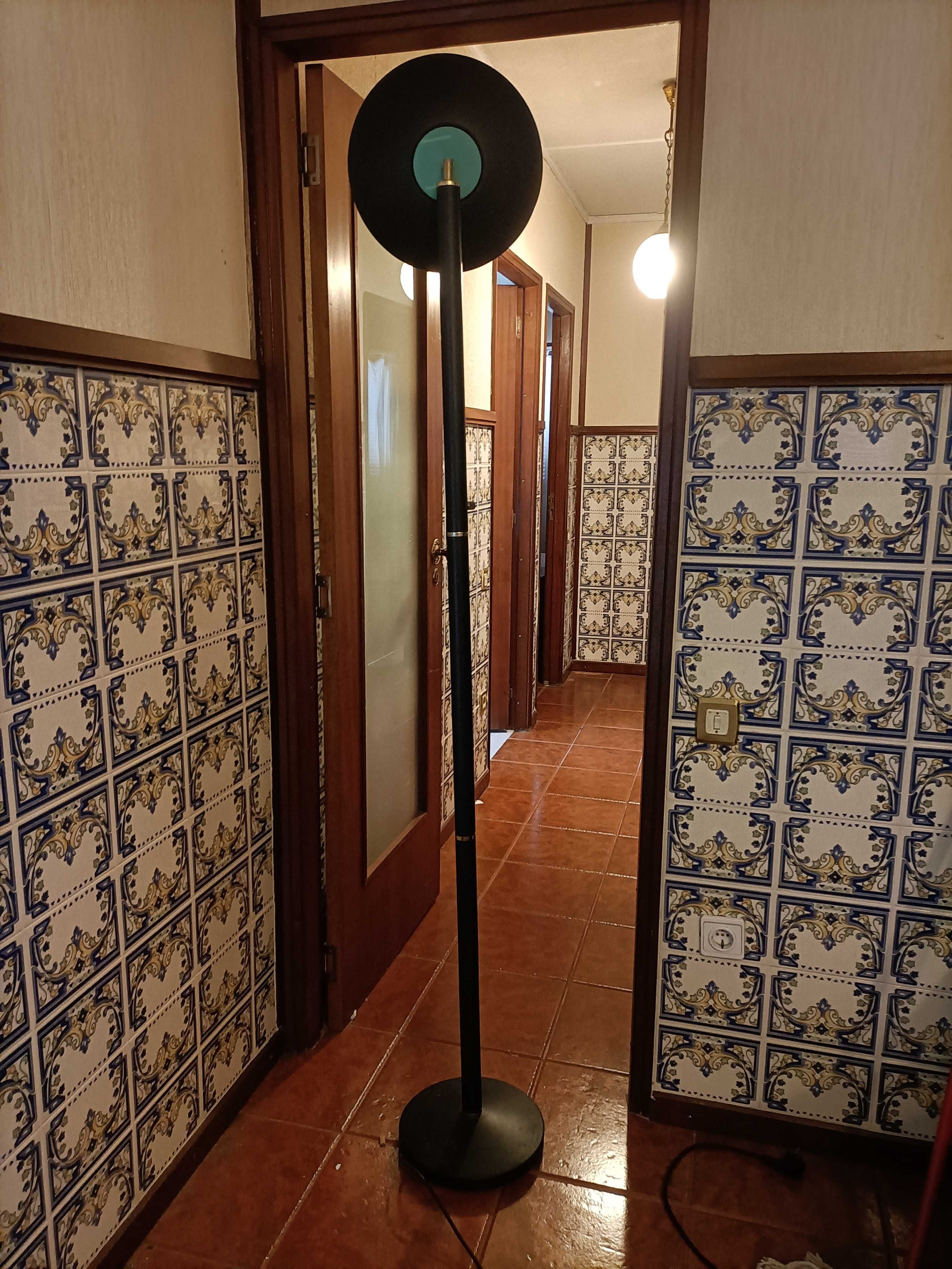 Candeeiro de pé alto