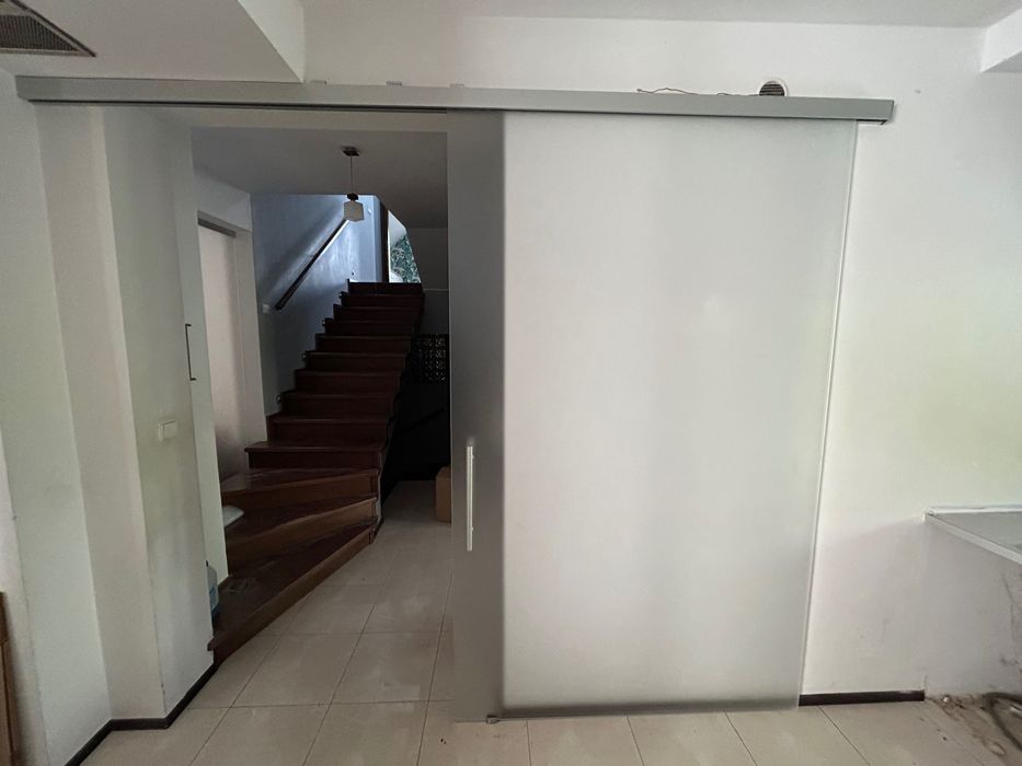 Szyba drzwi przesuwne oraz stala szyba