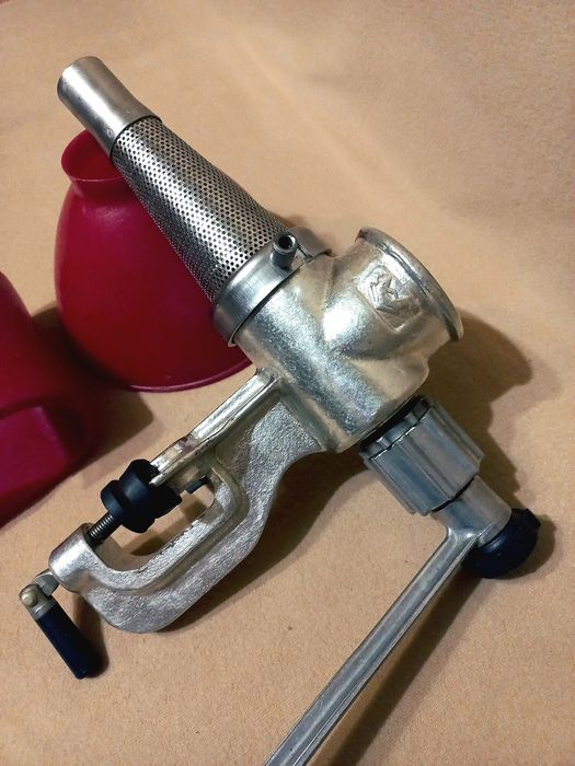 Соковыжималка чугунная. Соковыжималка ручная. Соковыжималка  советская