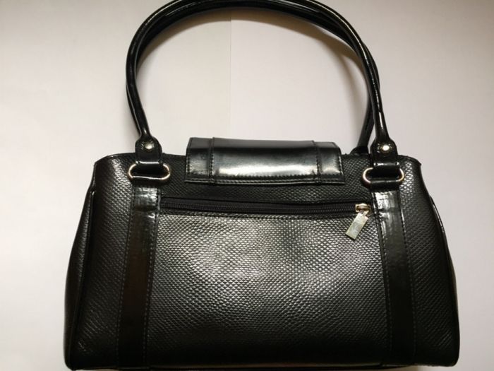 Czarna torebka, kuferek od Wojewodzic