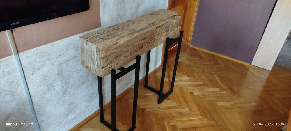 Stara rustykalna belka na stojakach (konsola)