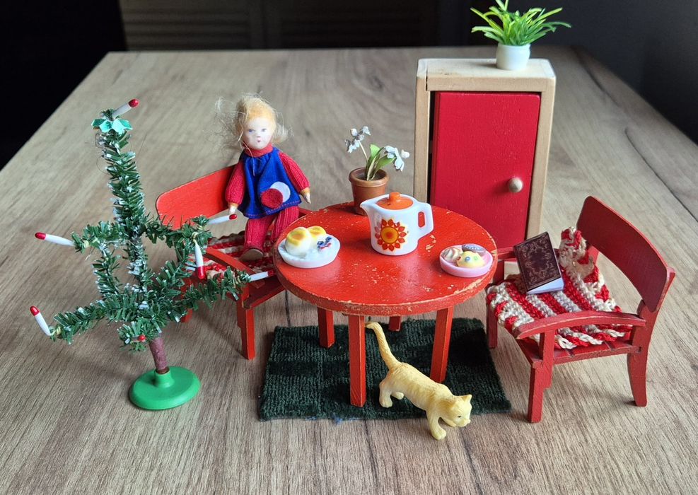 Domek mebelki dla lalek PRL vintage choinka lalka stół szafa retro