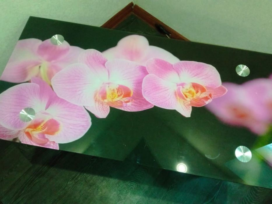 Продам стеклянный стол в отличном состоянии