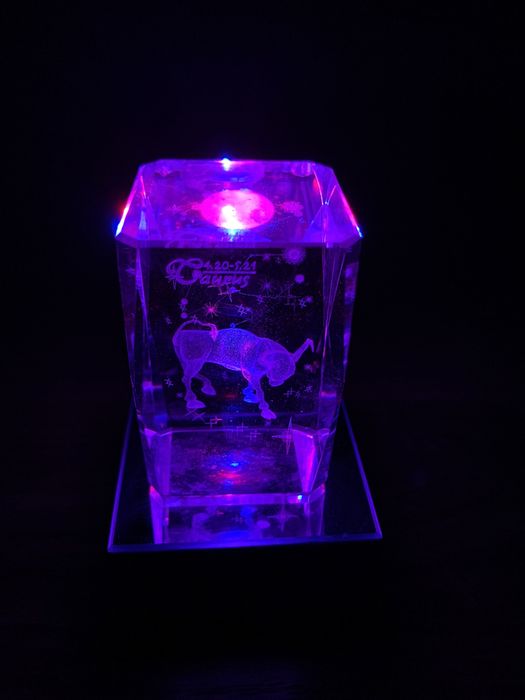 Dekoracyjna podświetlana figurka Byk z plastikową podstawką