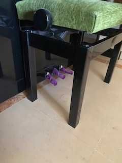 Piano com banco elevatório