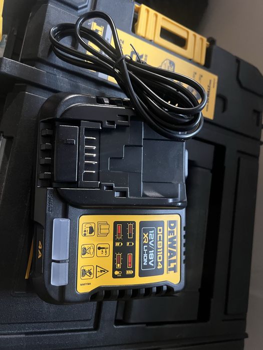Зарядка Dewalt dcb1104 , Європа ,220в