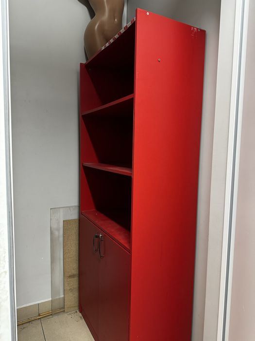 Поличці, вітрини, стіл, шафа