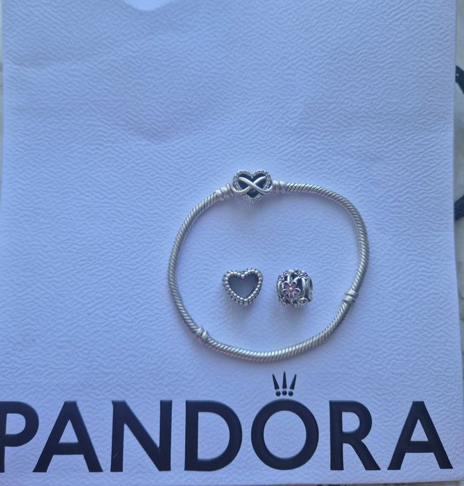 Sprzedam bransoletke Pandora i dwa charmsy