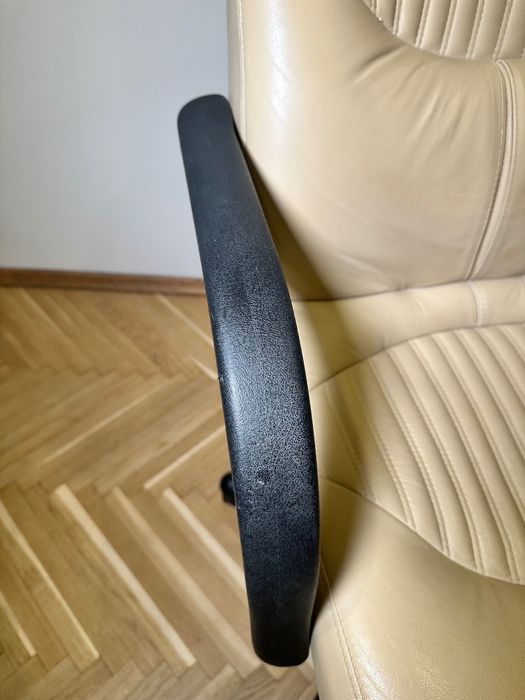 Крісло для офісу. Крісло з натуральної шкіри Nowy Styl Germes.