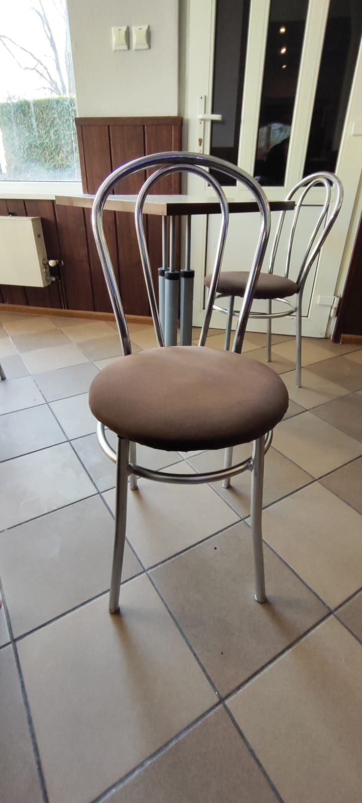 Krzesła brązowe i kremowe
