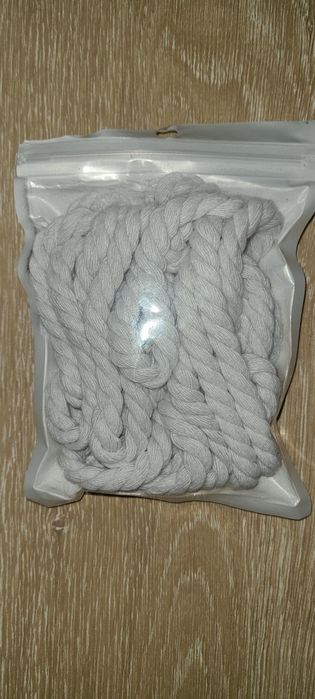 Білі шнурівки канати