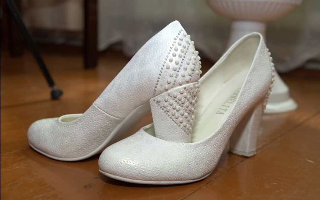 Весільні шкіряні туфлі 38