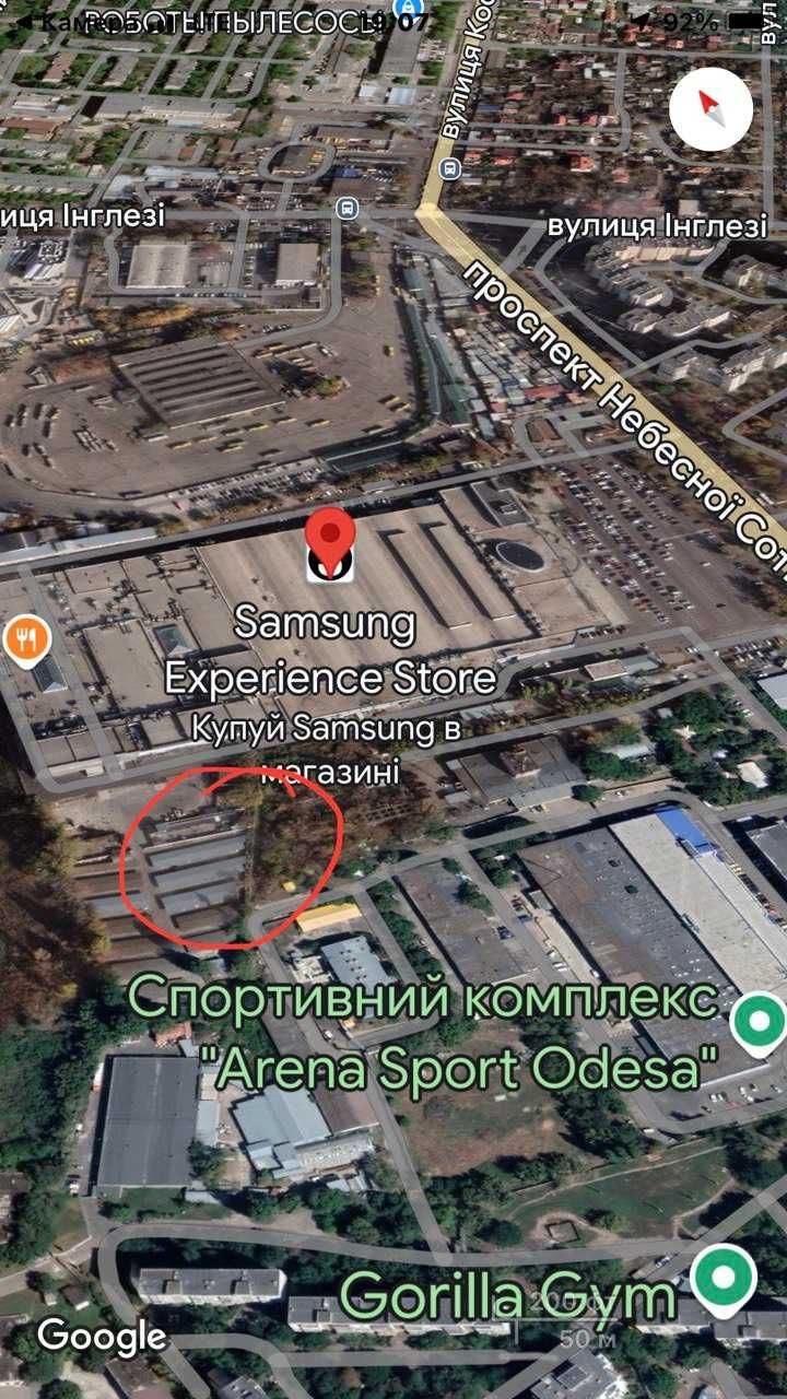 Місце на автостоянці, що охороняється та має покрівлю