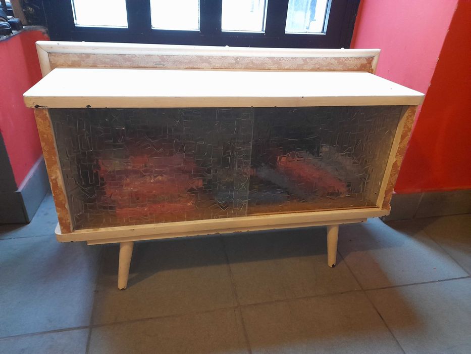 Stara przeszklona szafka komódka