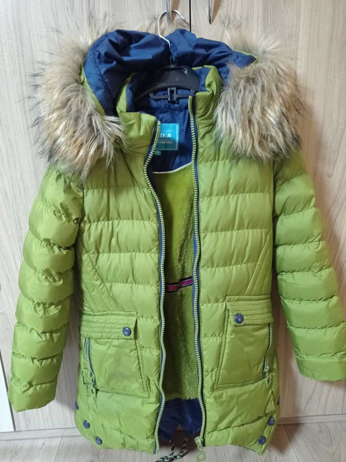 Зимова куртка на дівчинку, зріст 140 см