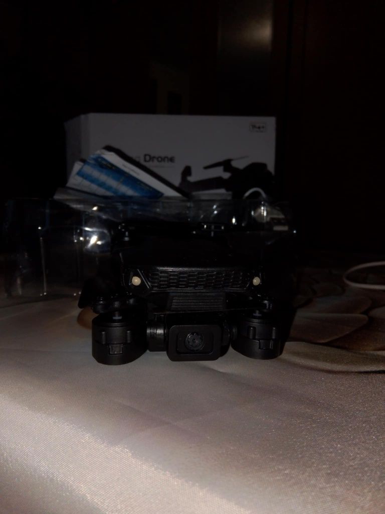 Dron sterowany pilotem