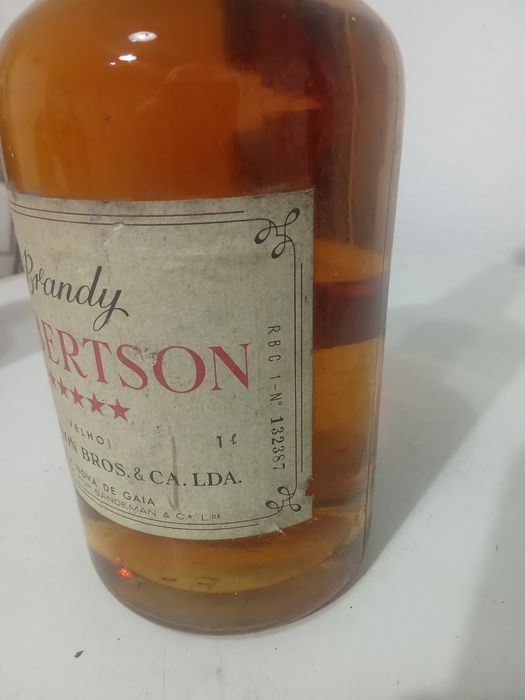 Vendo brandy.garrafa muito antiga em bom estado de conservação.