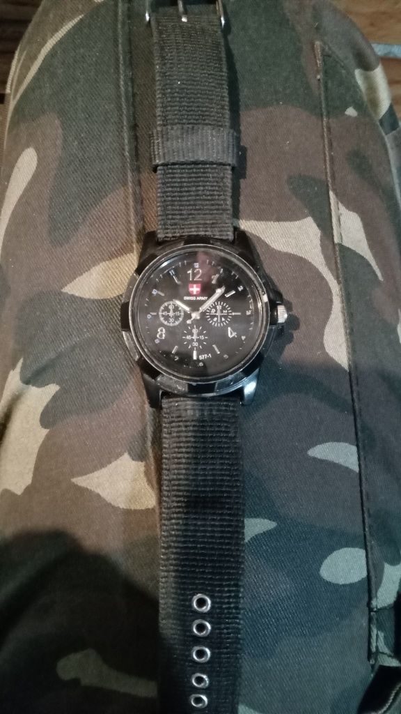 Продам хороший стильний кварцовий армійський годинник