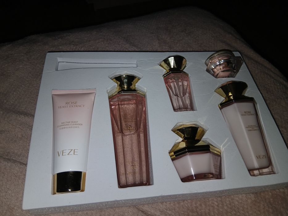 Продам набір доглядової косметики з екстрактом троянди