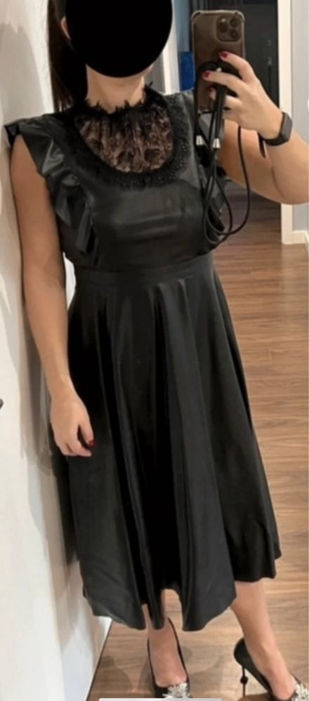 Vestido Zara midi em napa/ecopele com renda e folhos