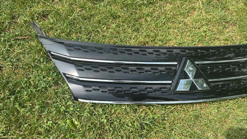 Mitsubishi Outlander 4 решітка