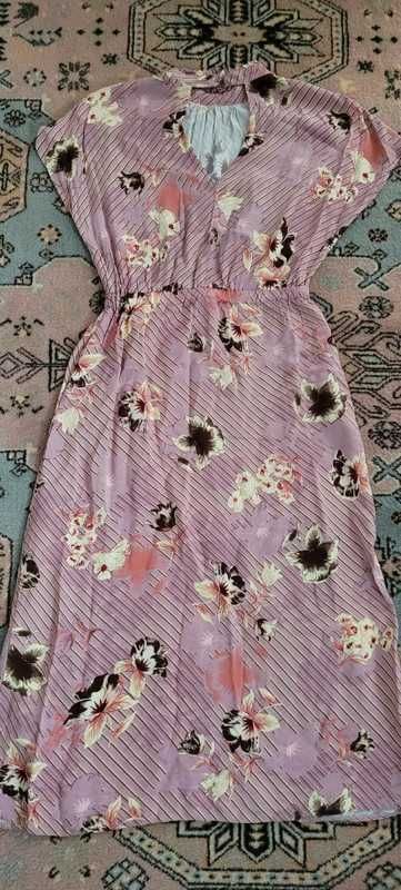 Różowa sukienka midi w kwiaty, Reserved