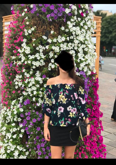 Bluzka bez ramiączek w kwiaty Bershka, XS - odkryte ramiona