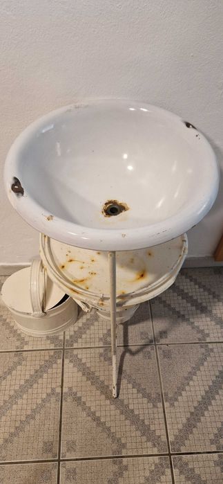 Lavatório antigo com várias peças