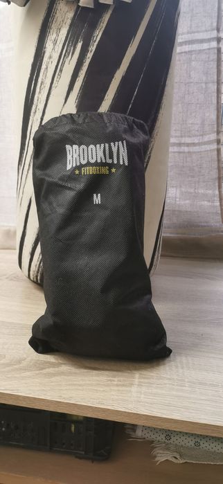 Saco de boxe e luvas