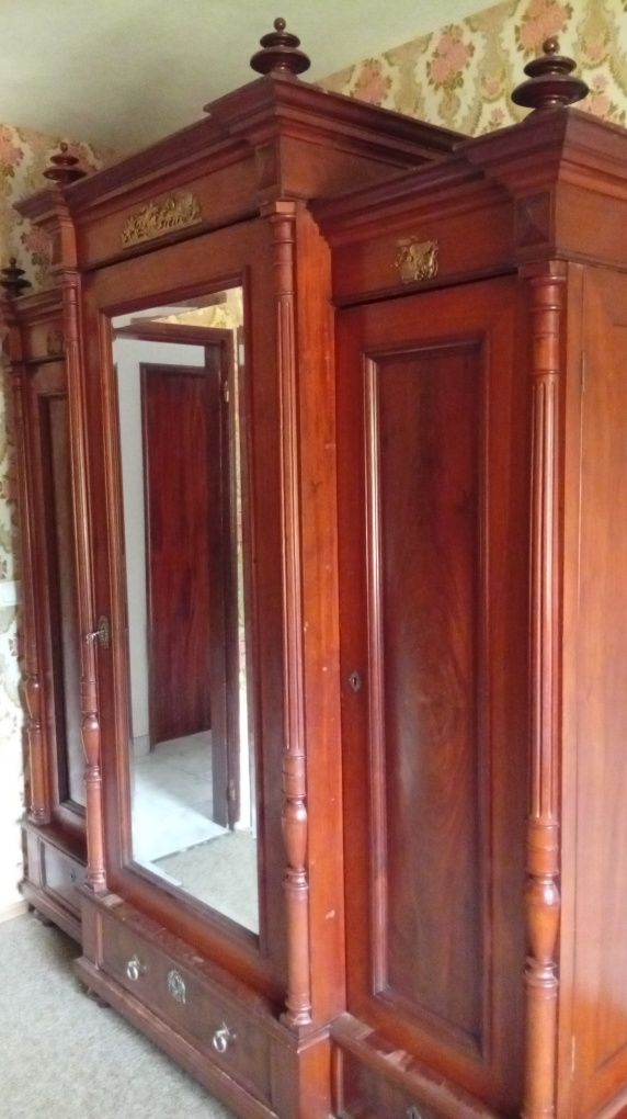 Móveis roupeiro com três portas