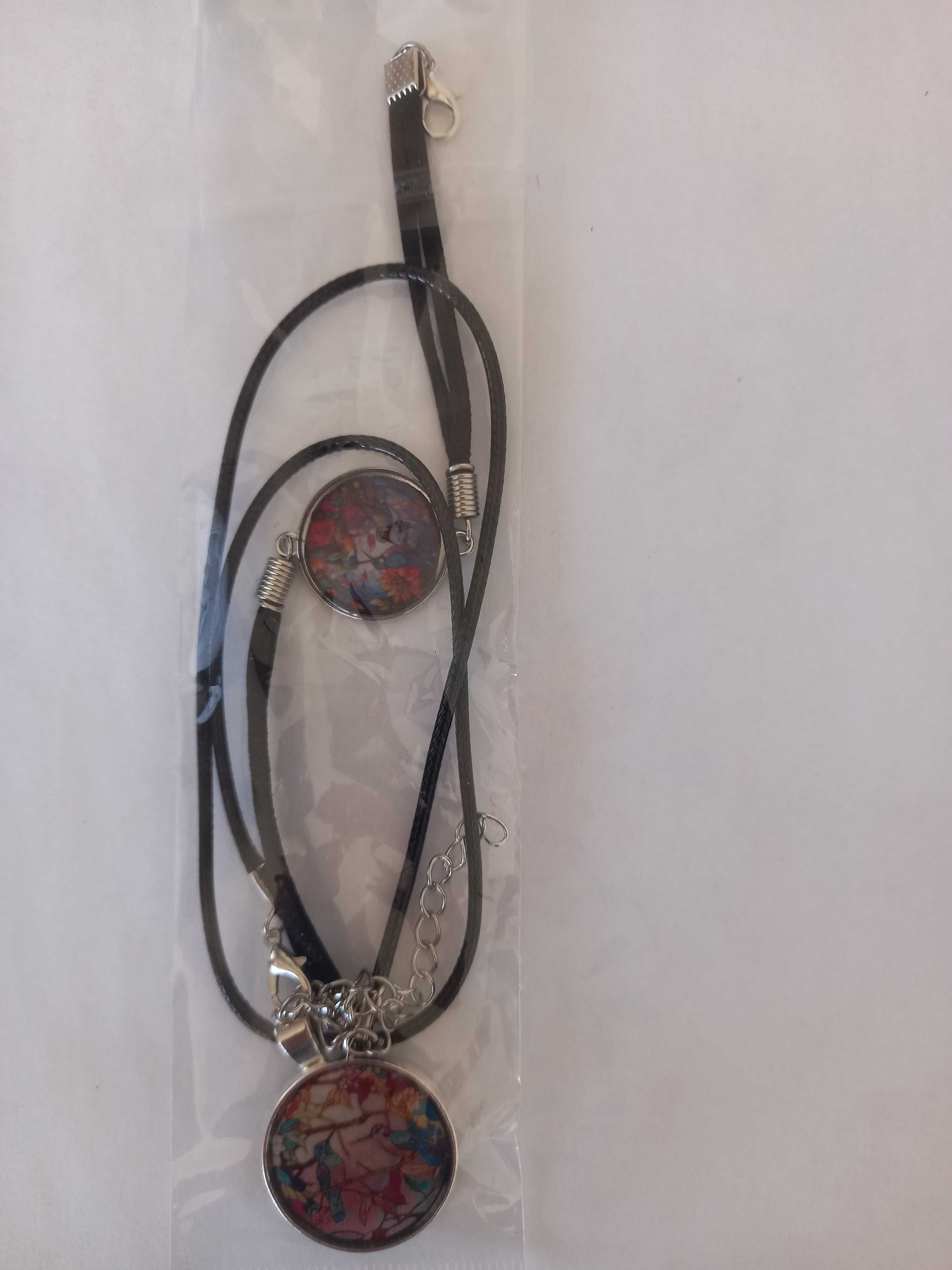 Conjunto pulseira e colar com aves coloridas