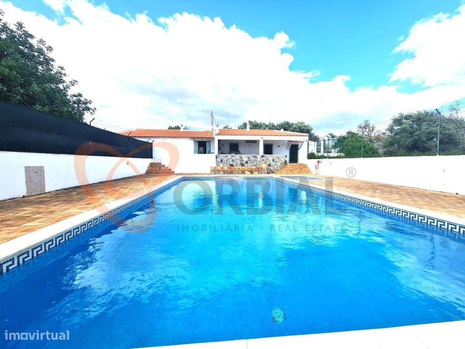 Quinta/Moradia típica inserida num lote urbano com 4330m2, com 4 qu...