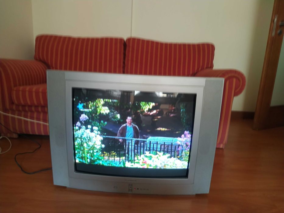 Televisor Tecnimagen usado mas a funcionar, com manual e sem comando