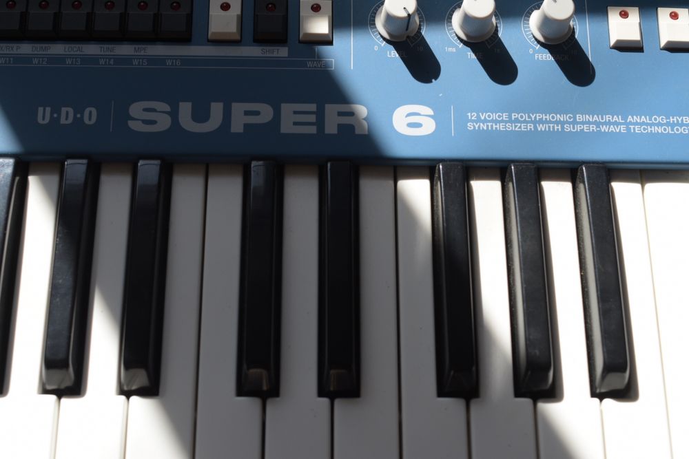 UDO Super 6 Keyboard Azul + Thon Case