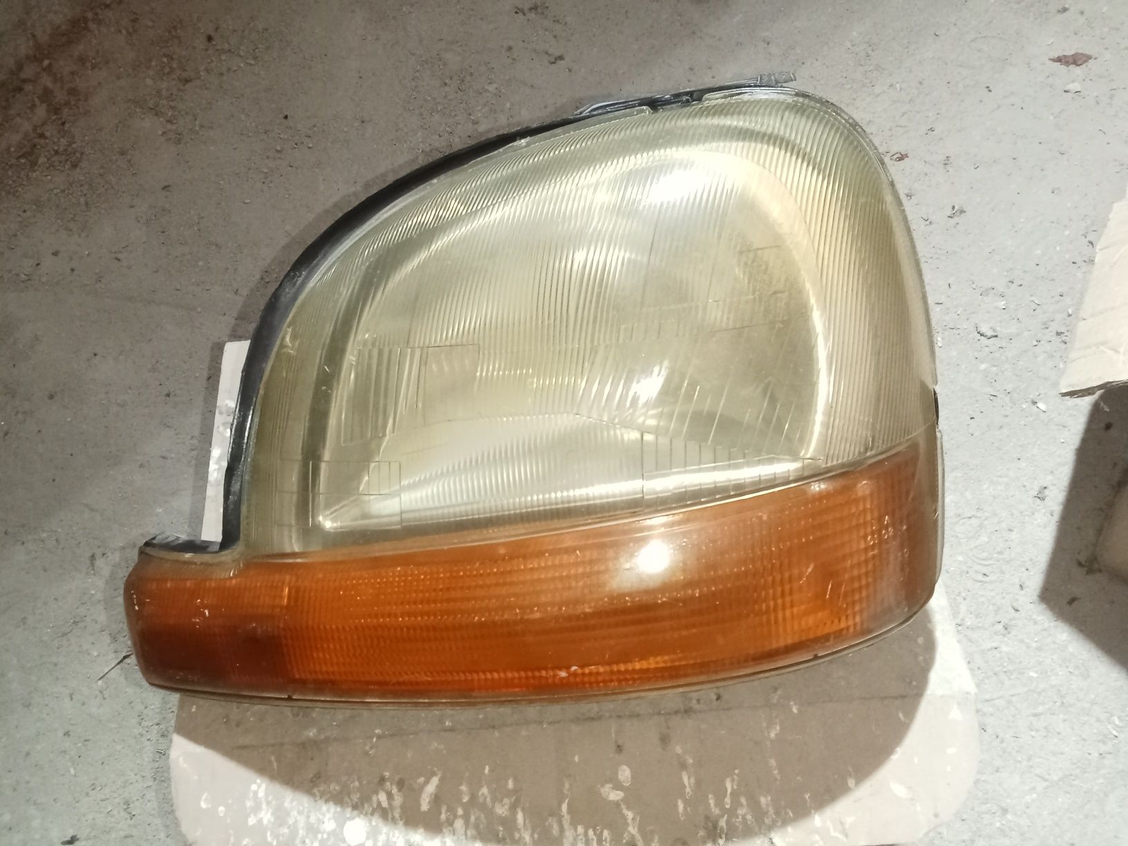 Farol ótica esquerdo e direito Renault Kangoo 40euros cada.