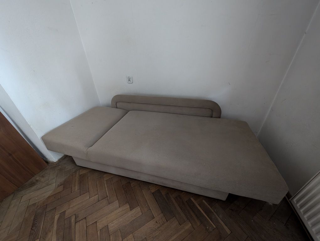 Tapczan z pojemnikiem na pościel