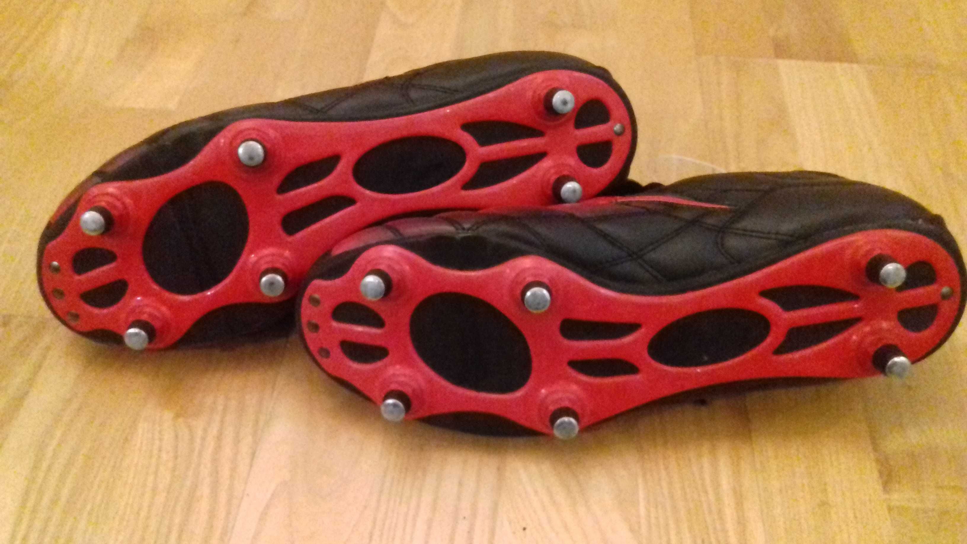 Buty do gry w piłkę nożną firmy Colo.