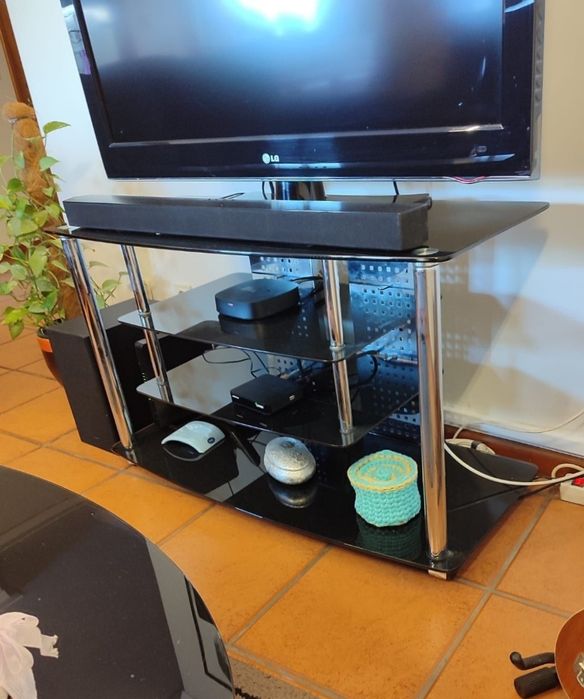 Móvel de TV em vidro preto