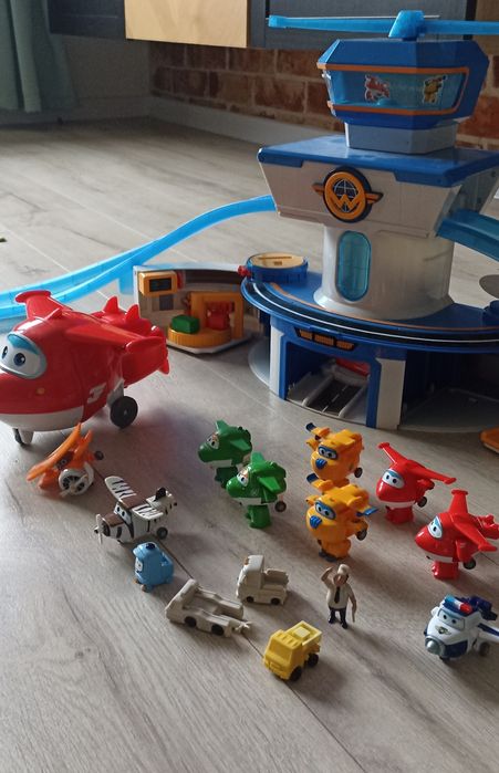 Baza Super Wings plus małe samoloty i duży Jetek