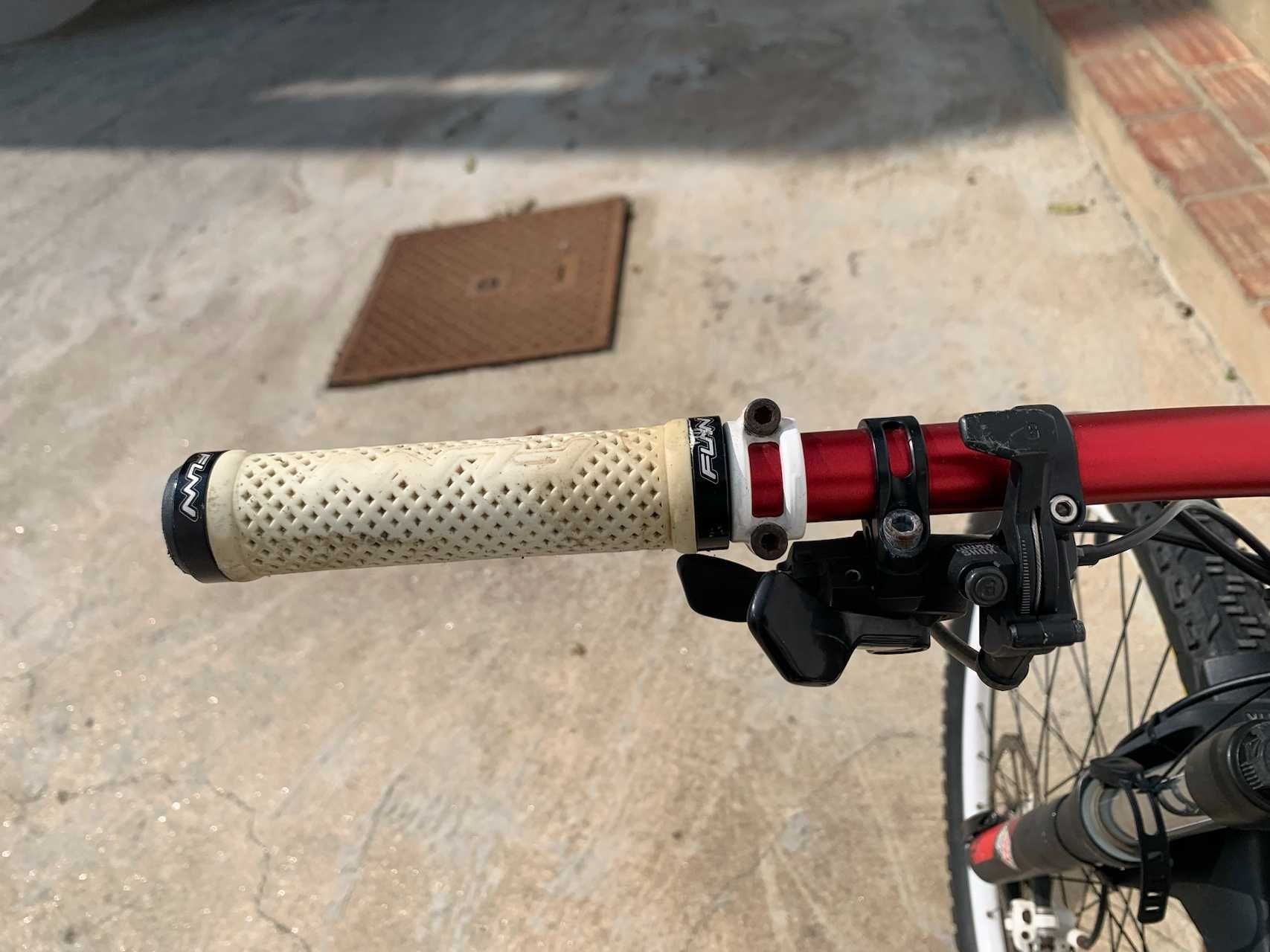 Bicicleta Rockhopper Pro (M)  – Susp. RockShox e Travões Hidráulicos