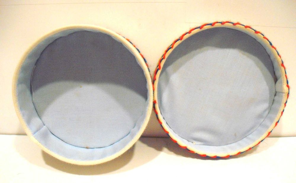 Caixa em pano de Viana do Castelo bordada