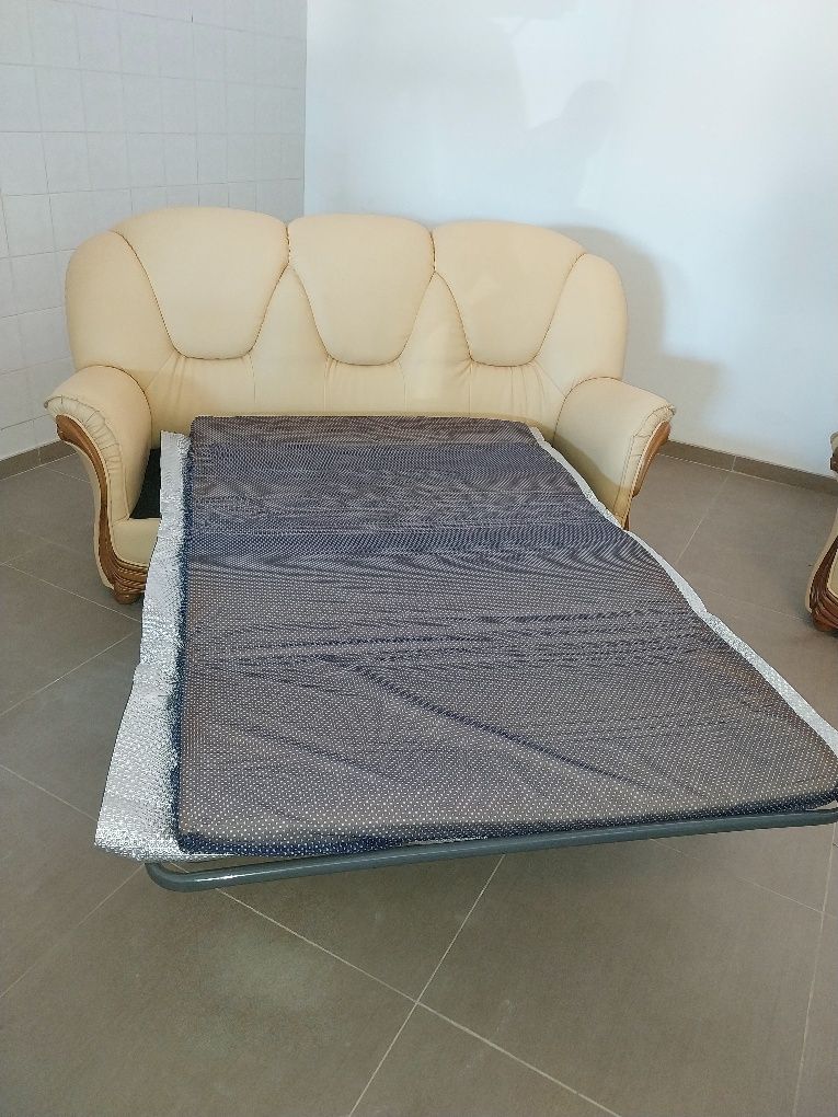 Conjunto de sofá cama com dois cadeirões 

E