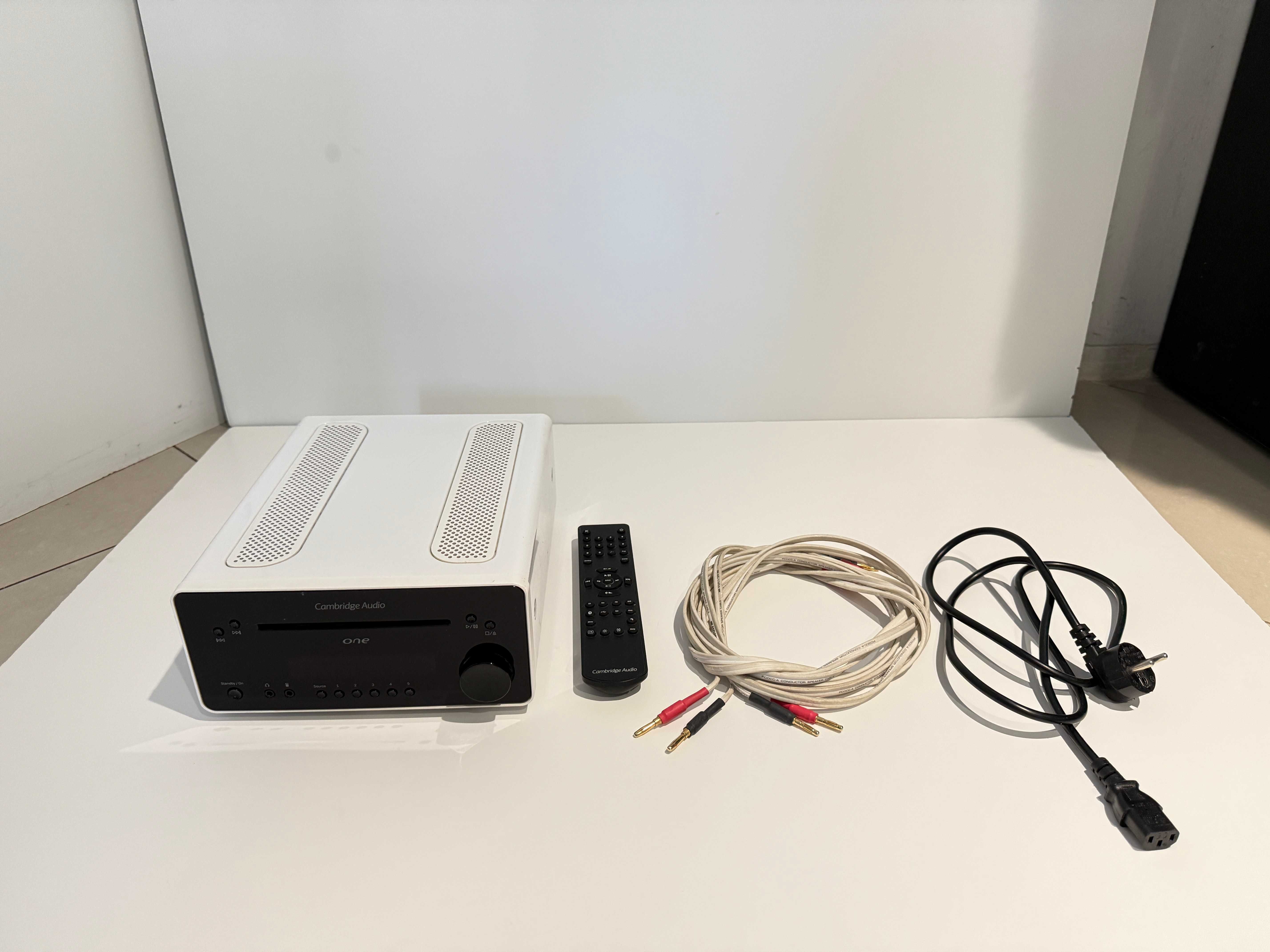 Amplituner Cambridge Audio ONE,stojaki,kable