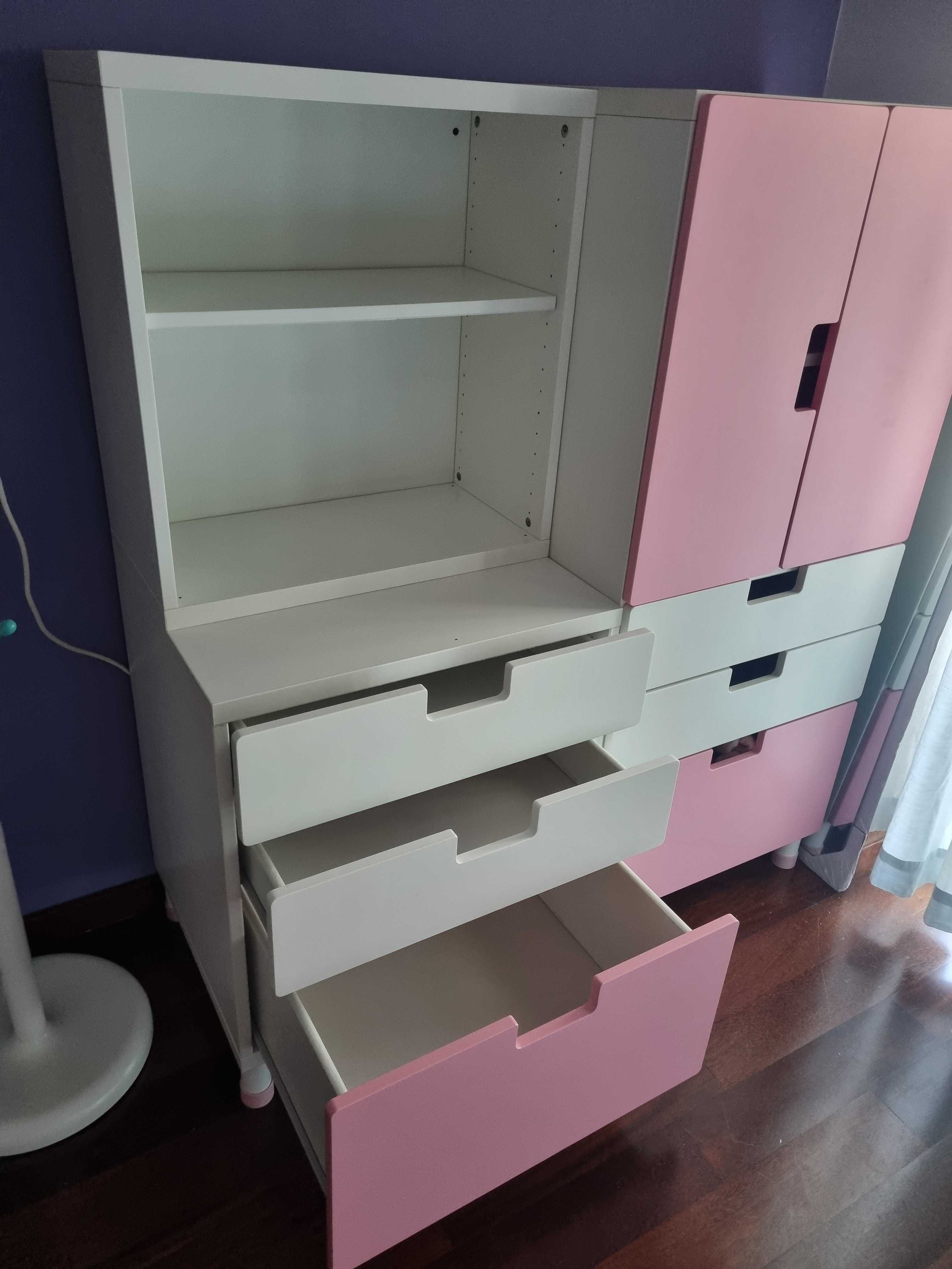 Conjunto de móveIs IKEA Stuva branco e rosa