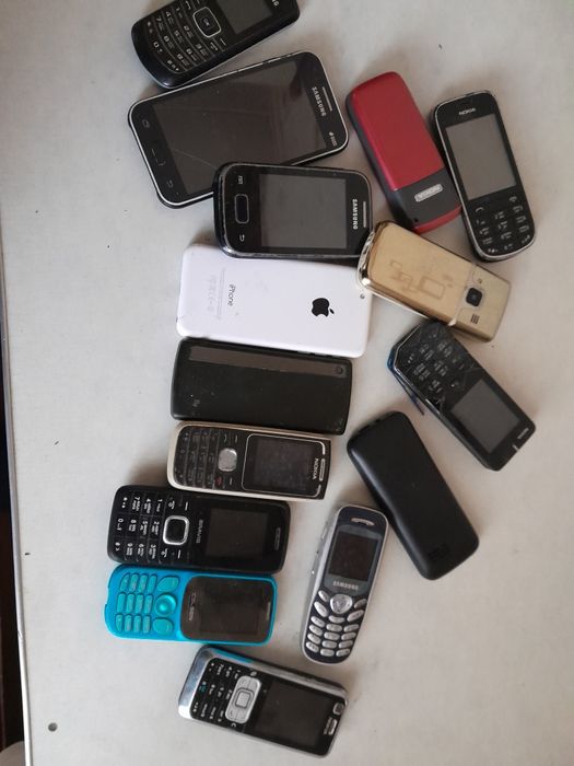 Продам мобильные телефоны  одним лотом на запчасти