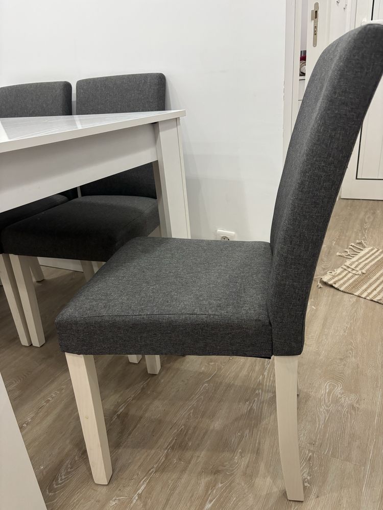 Vendo mesa extensivel e 4 cadeiras