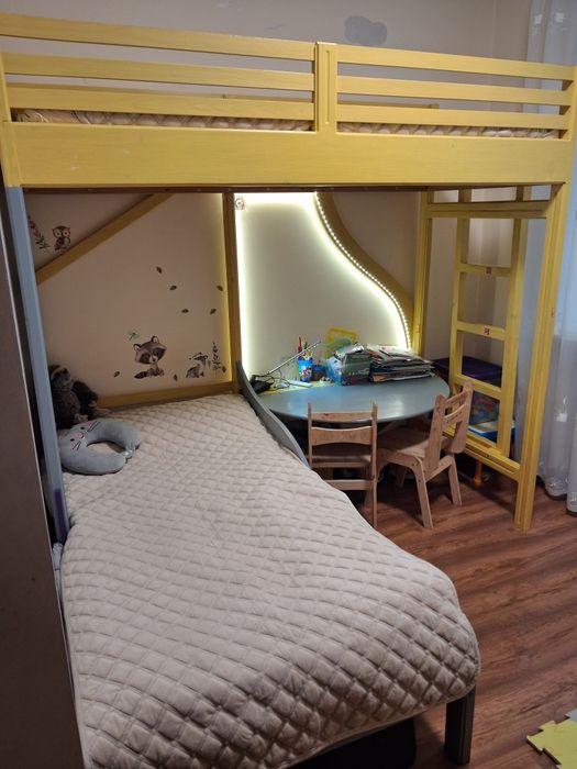 Дитяче двохярусне ліжко з розкладним столиком