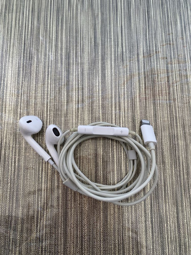 Fones de ouvido Apple com fio Lightning