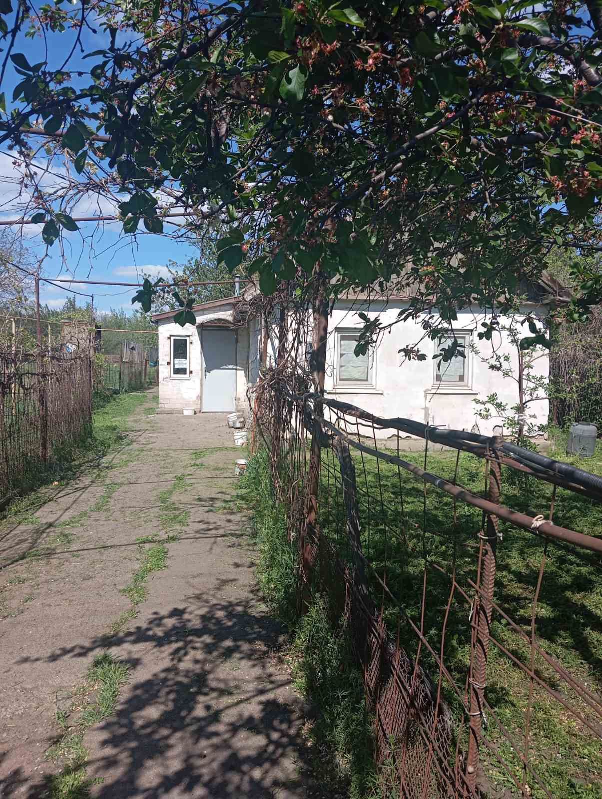 Продається будинок та земля біля будинку