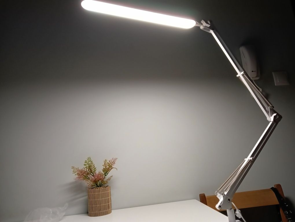 Lampką LED do biurka